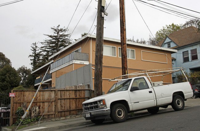 1836 E 25th St in Oakland, CA - Foto de edificio - Building Photo