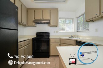 129 Hidden Trail Ln in Vallejo, CA - Foto de edificio - Building Photo