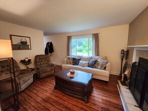 1171 Laural Ln in Ballston Spa, NY - Foto de edificio - Building Photo