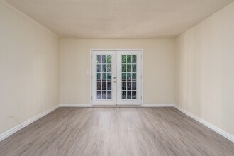 Royal Springs Apartments in Athens, GA - Building Photo - Interior Photo
