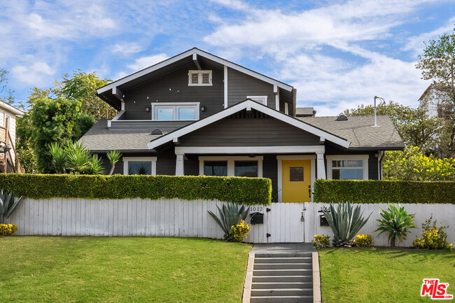 1012 Manzanita St in Los Angeles, CA - Foto de edificio - Building Photo