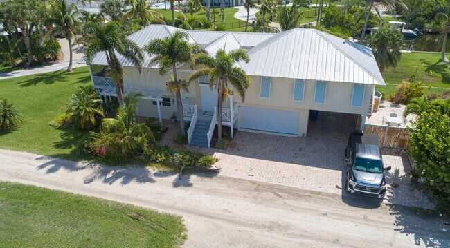 7711 Bocilla Ln in Bokeelia, FL - Foto de edificio - Building Photo