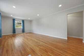 13 1/2 Hickory Dr in Greenwich, CT - Building Photo - Building Photo
