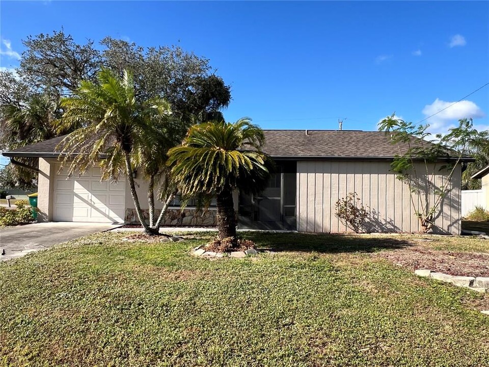 22318 Cadet Ln in Port Charlotte, FL - Building Photo