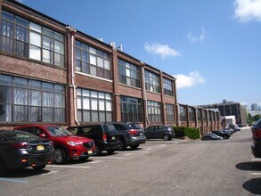 300 Communipaw Ave in Jersey City, NJ - Building Photo - Building Photo