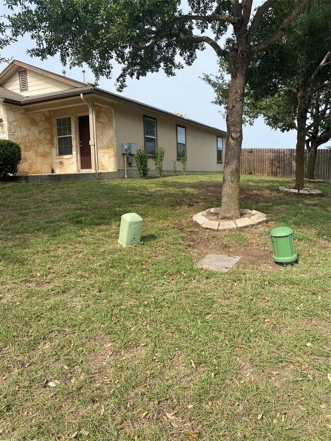 177 Pebble Creek Ln in Buda, TX - Foto de edificio - Building Photo
