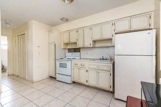 116 SE 5th Ave in Hallandale Beach, FL - Building Photo - Interior Photo