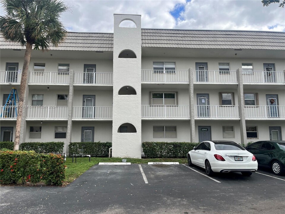 8325 Sunrise Lakes Blvd in Sunrise, FL - Building Photo