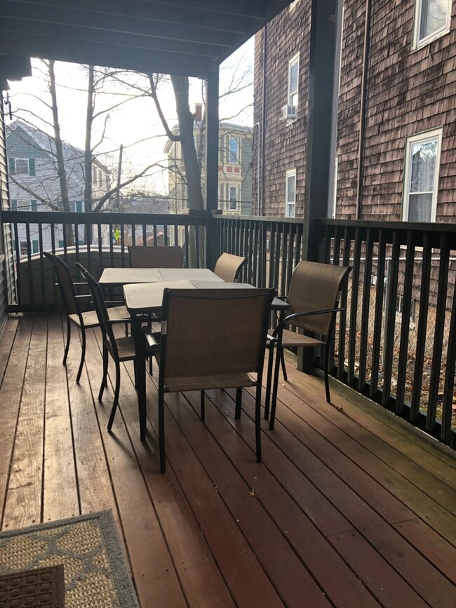 6 Bucknam St, Unit 1 in Boston, MA - Foto de edificio - Building Photo