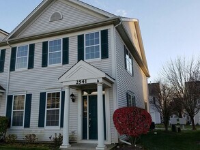 2541 Hillsboro Blvd in Aurora, IL - Building Photo - Building Photo