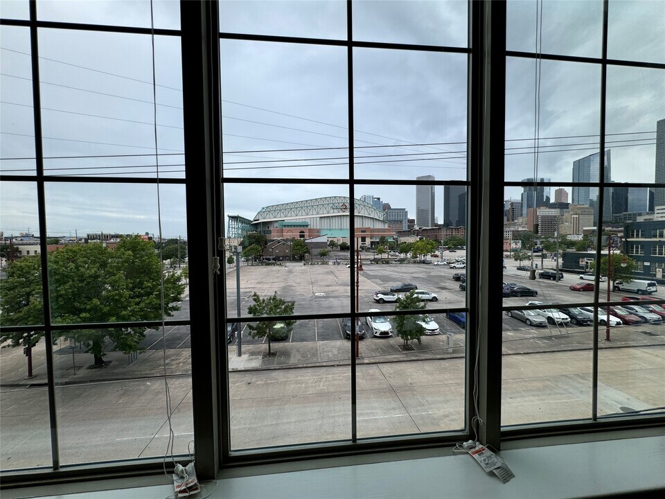 21 Chenevert St in Houston, TX - Building Photo