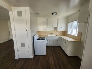 15221 S Raymond Ave in Gardena, CA - Building Photo - Building Photo