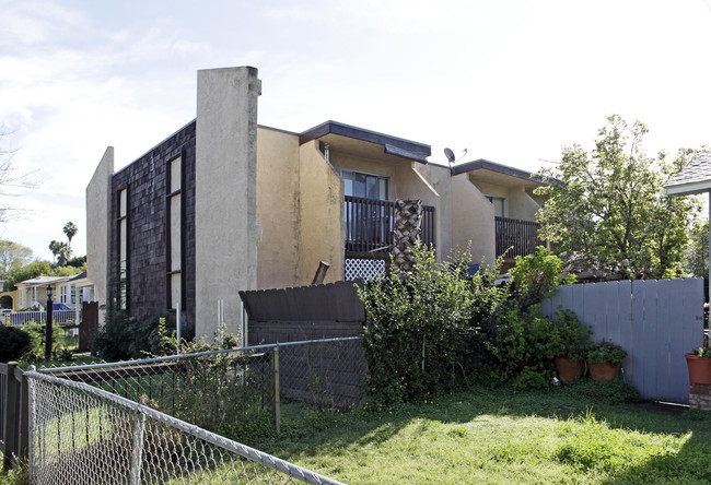 119 W 5th Ave in Escondido, CA - Foto de edificio - Building Photo