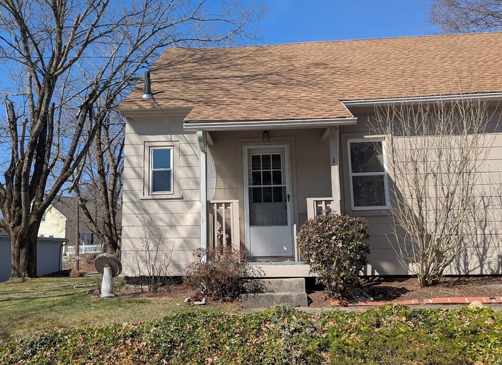 1 Thayer St in Oxford, MA - Building Photo