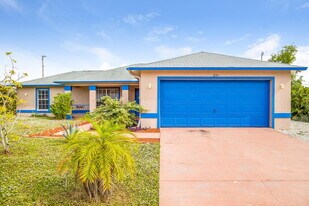 811 SW 14th Pl in Cape Coral, FL - Building Photo