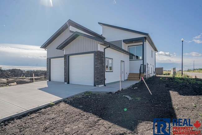 9059 80 Ave in Grande Prairie, AB - Building Photo - Building Photo