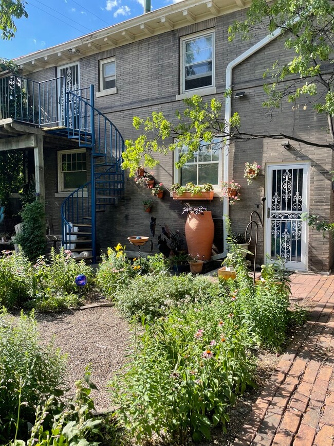 2302 1/2 Blaisdell Ave, Unit 2 BR Carriage House in Minneapolis, MN - Foto de edificio - Building Photo