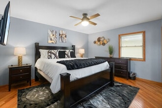255 Banbury Ave in Elk Grove Village, IL - Building Photo - Building Photo