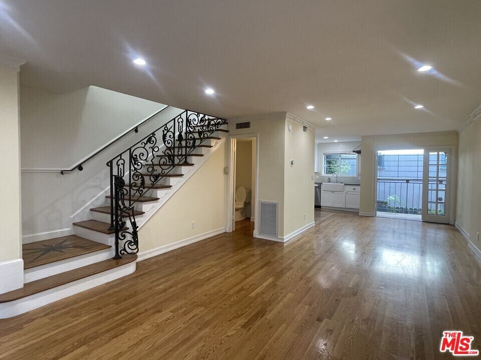 880 Hilldale Ave-Unit -3 in West Hollywood, CA - Foto de edificio