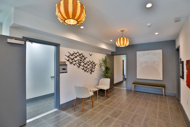 1155 W 36th Pl, Unit 2 in Los Angeles, CA - Building Photo - Building Photo