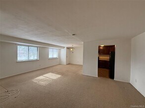 55 Pinebrook Pl in Bay Shore, NY - Building Photo - Building Photo