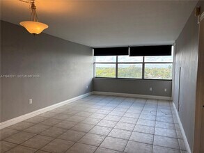 1200 NE Miami Gardens Dr in North Miami Beach, FL - Building Photo - Building Photo