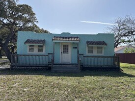 337 S Whitney St in Aransas Pass, TX - Building Photo