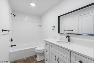 54 W Somerset St in Raritan, NJ - Building Photo - Building Photo