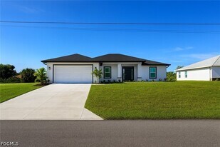 402 NE 31st Terrace in Cape Coral, FL - Building Photo