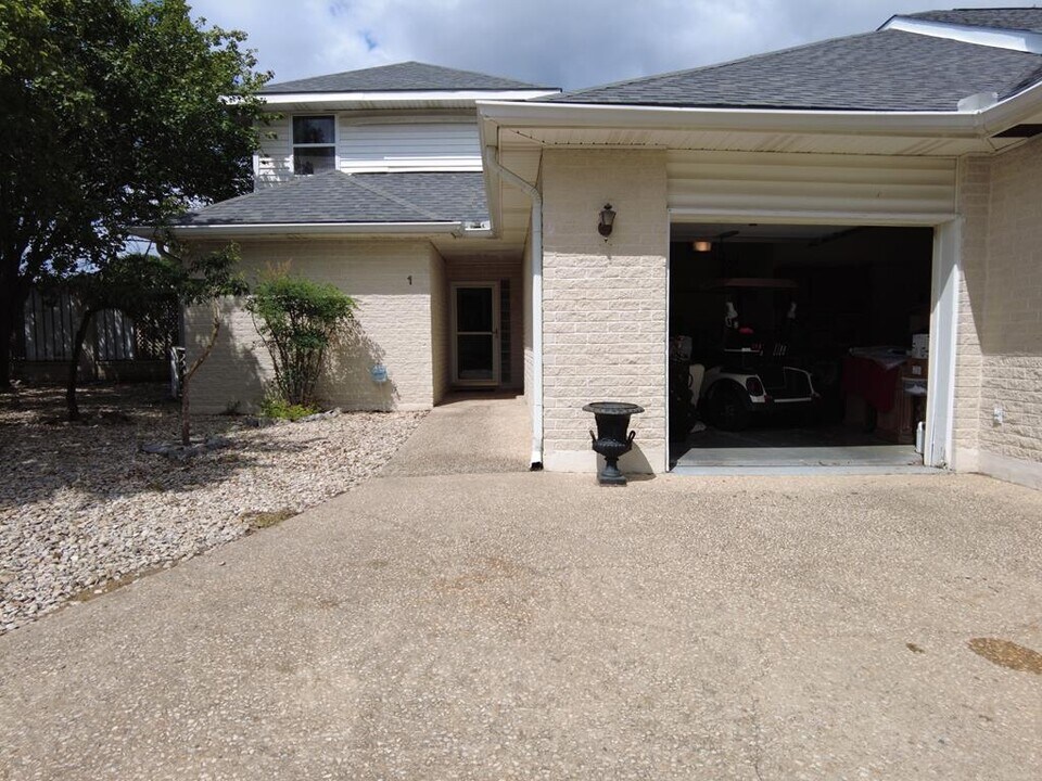 1 Antelope Trail in Kerrville, TX - Building Photo
