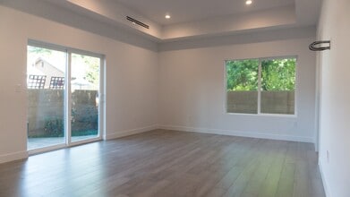 6850 Encino Ave in Van Nuys, CA - Building Photo - Building Photo