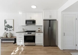 711 Roosevelt Ave in Redwood City, CA - Building Photo - Building Photo