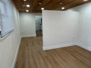 135 E 37th St in Hialeah, FL - Building Photo - Building Photo