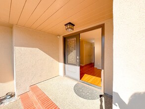 15 Lupine Way in Hillsborough, CA - Building Photo - Building Photo