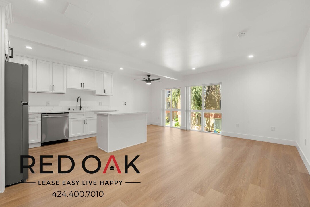 17830 Sherman Way in Los Angeles, CA - Building Photo