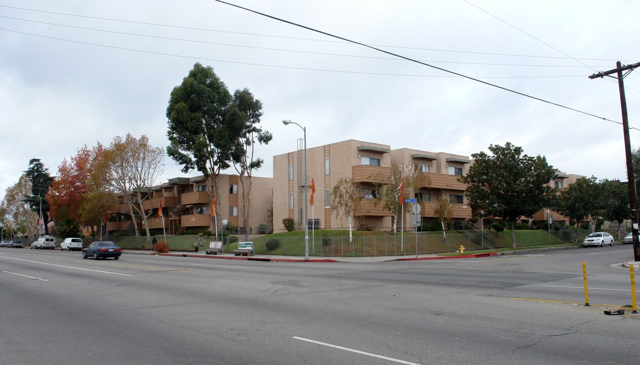 Summer Breeze Apartments in San Fernando, CA - Building Photo