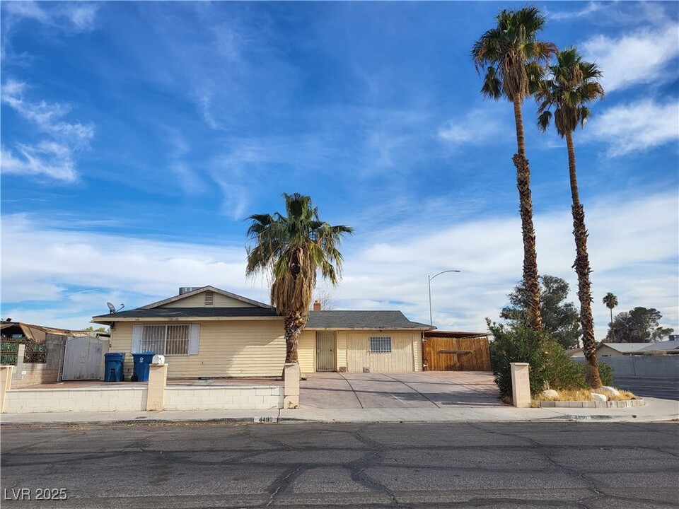 4490 Libby Dr in Las Vegas, NV - Building Photo