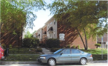 University Villa in Springfield, IL - Building Photo - Building Photo