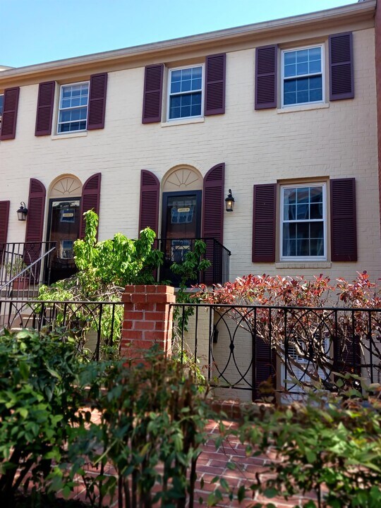 1670 Beekman Pl NW in Washington, DC - Building Photo