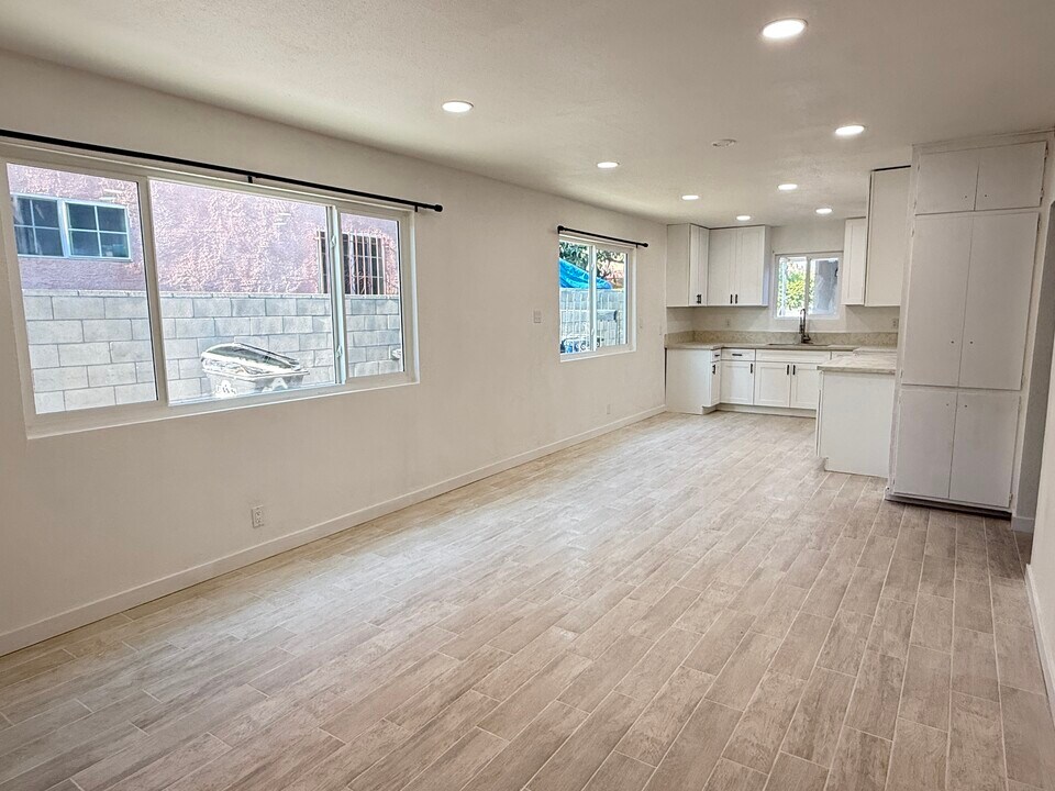 8134 San Antonio Ave in South Gate, CA - Foto de edificio