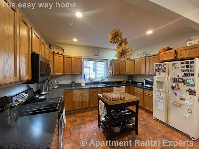 23 Hall St, Unit 1 in Somerville, MA - Building Photo - Building Photo