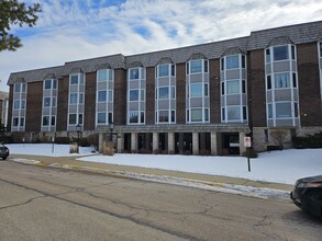 500 Thames Pky, Unit #F in Park Ridge, IL - Building Photo - Building Photo