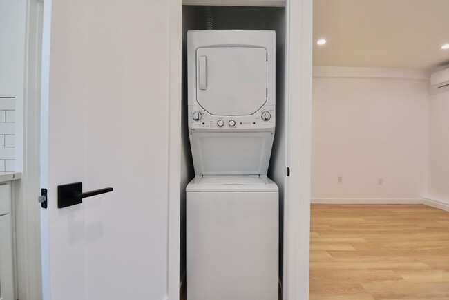 4565 Hazeltine Ave in Los Angeles, CA - Building Photo - Building Photo