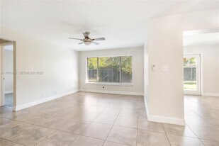 8172 NW 67th Ave in Tamarac, FL - Building Photo