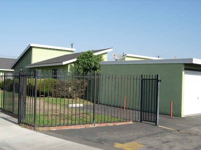 7420 Maple St in Westminster, CA - Foto de edificio - Building Photo