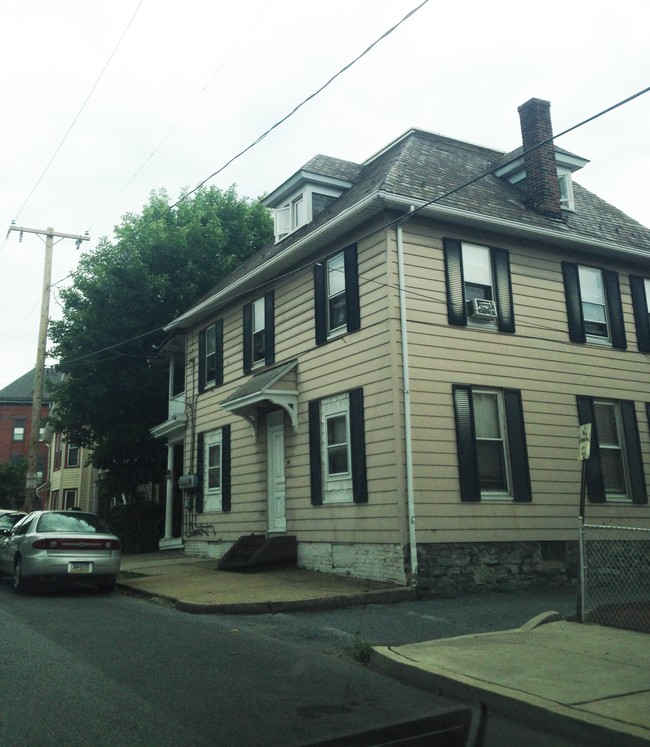 40 S 4th St in Steelton, PA - Foto de edificio - Building Photo