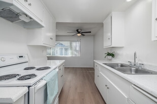 PARKVIEW (Tropic Isle) in Torrance, CA - Building Photo