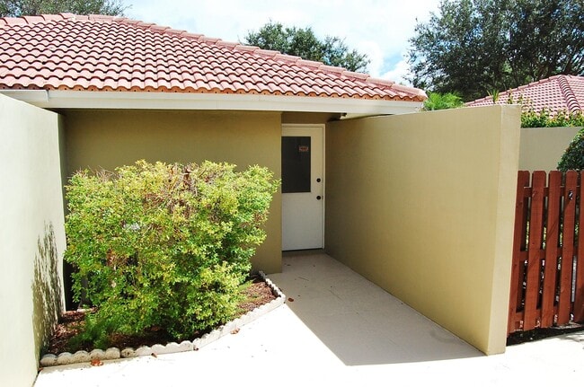 120 Old Meadow Way in Palm Beach Gardens, FL - Building Photo - Building Photo