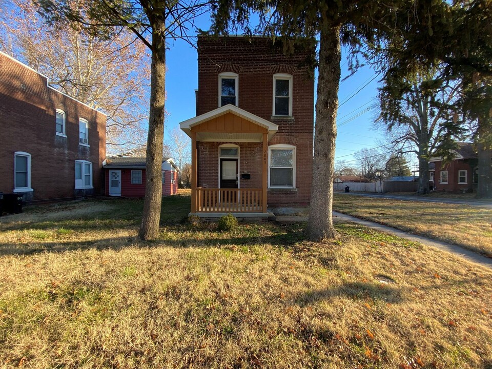 2003 W A St in Belleville, IL - Building Photo