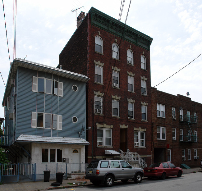 284 Van Buren St in Newark, NJ - Foto de edificio - Building Photo